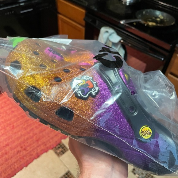 Hocus Pocus Crocs Disney Parks Halloween Clogs BRAND NEW - Picture 2 of 4
